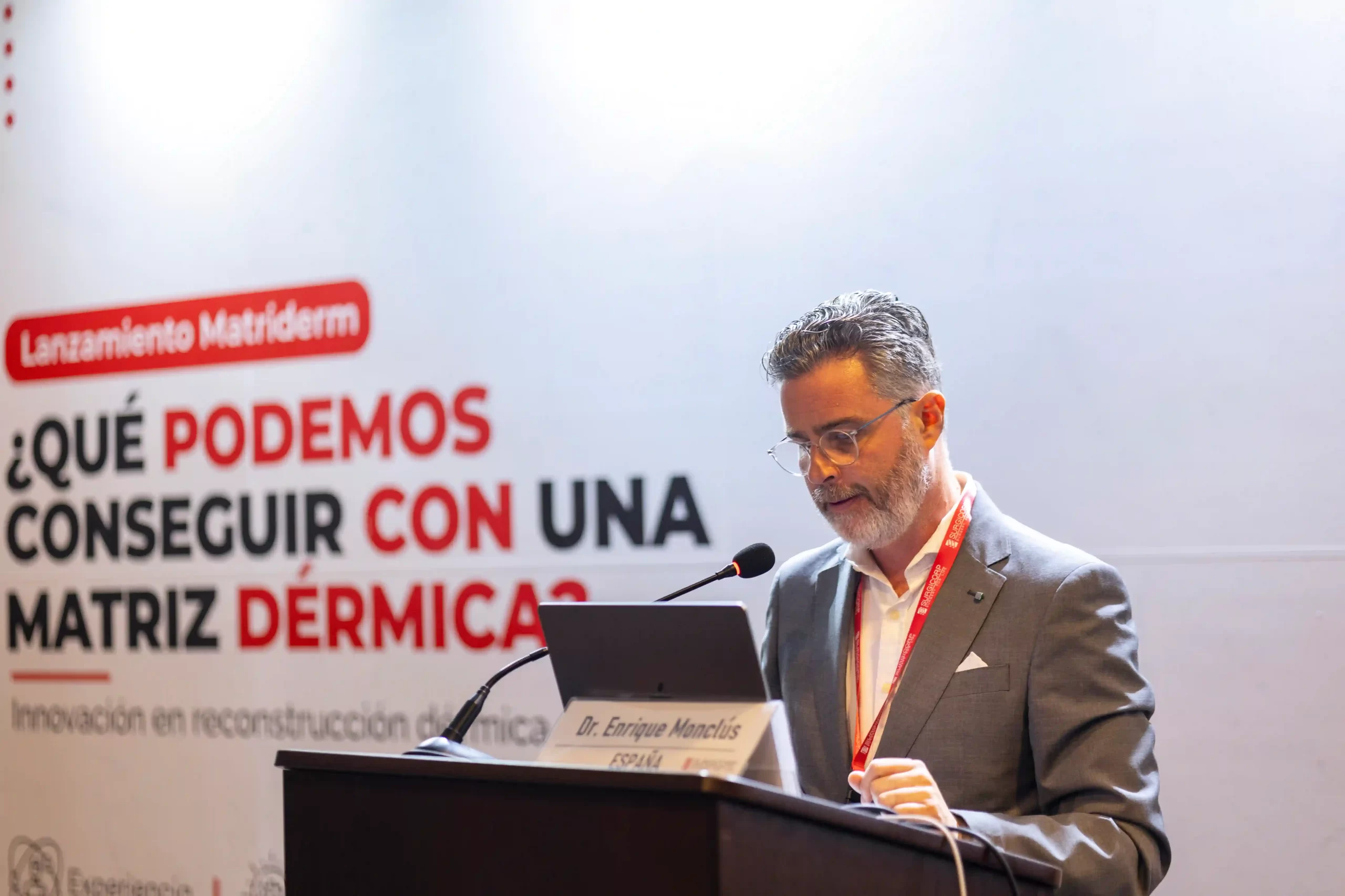 El Dr. Enrique Monclús durante su ponencia en el lanzamiento de Matriderm, evento médico de Surgicorp sobre innovación en matrices dérmicas para cirugía reconstructiva.