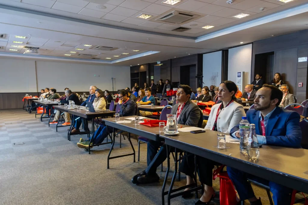 Profesionales de la salud en conferencia médica organizada por Surgicorp, participando en capacitación sobre cirugía reconstructiva y avances en regeneración dérmica con Matriderm.