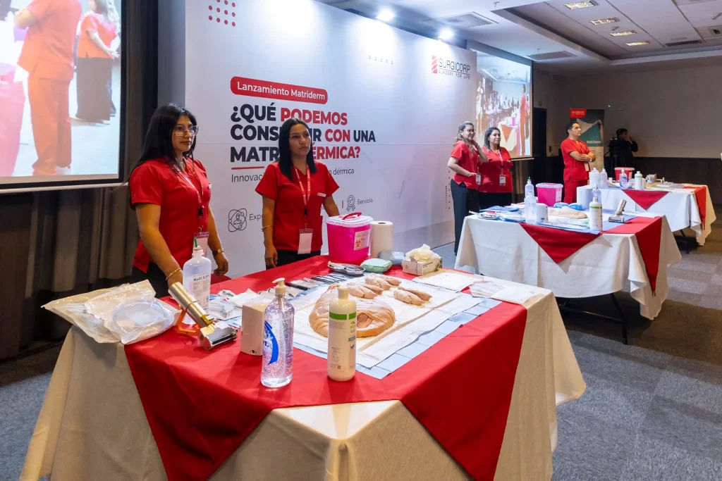 staff de instrumentistas de surgicorp frente a mesas con material quirúrgico y espécimen para el taller practico wetlab de matriderm