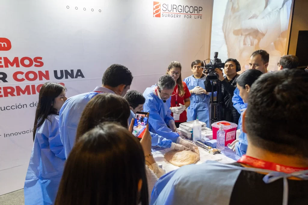 Médicos y dr. Monclús en el wetlab practico de MatriDerm en el lanzamiento de Perú.